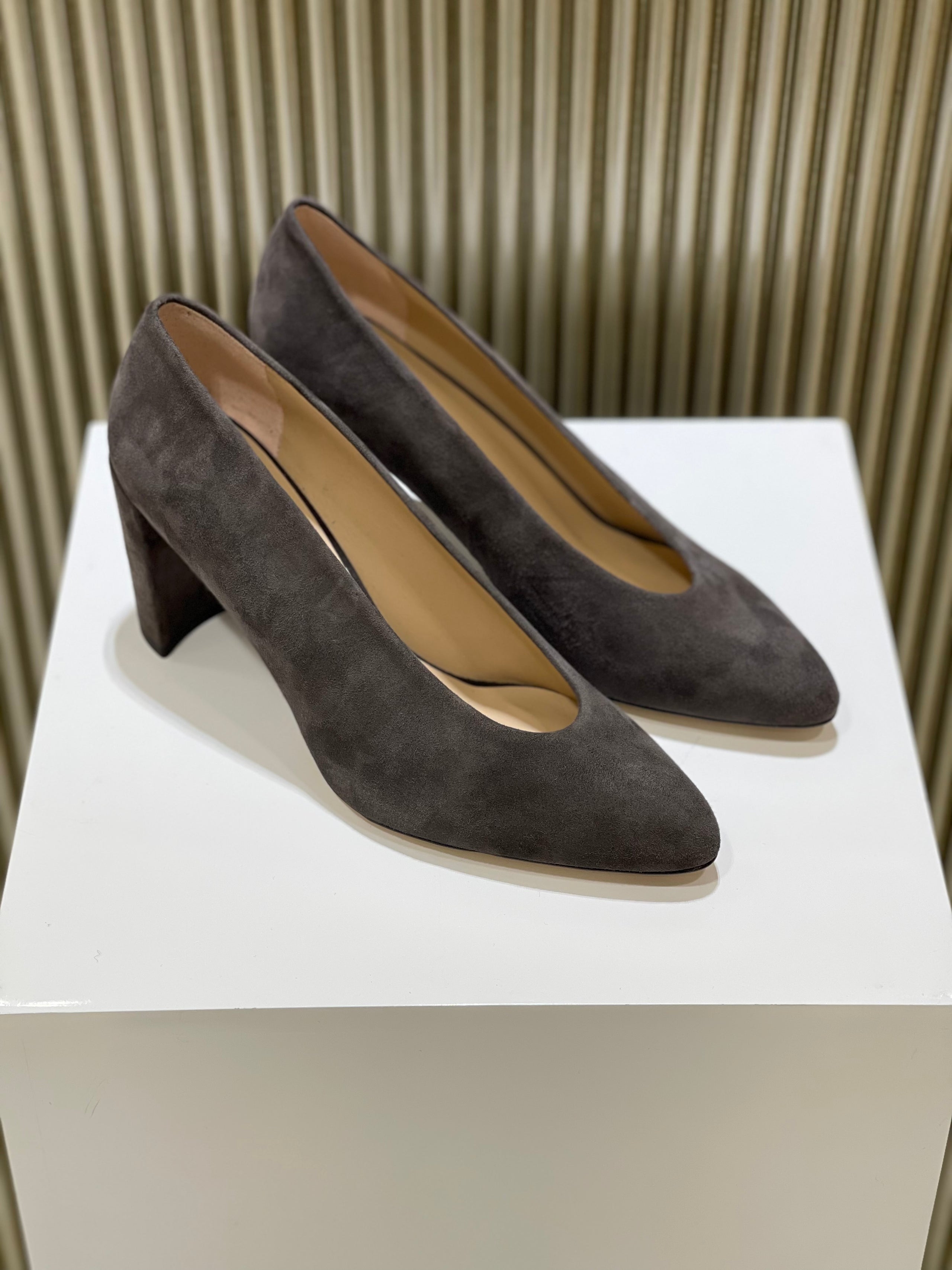 CHOKEUP PUMP SLATE SUEDE | Stuart Weitzman Roermond