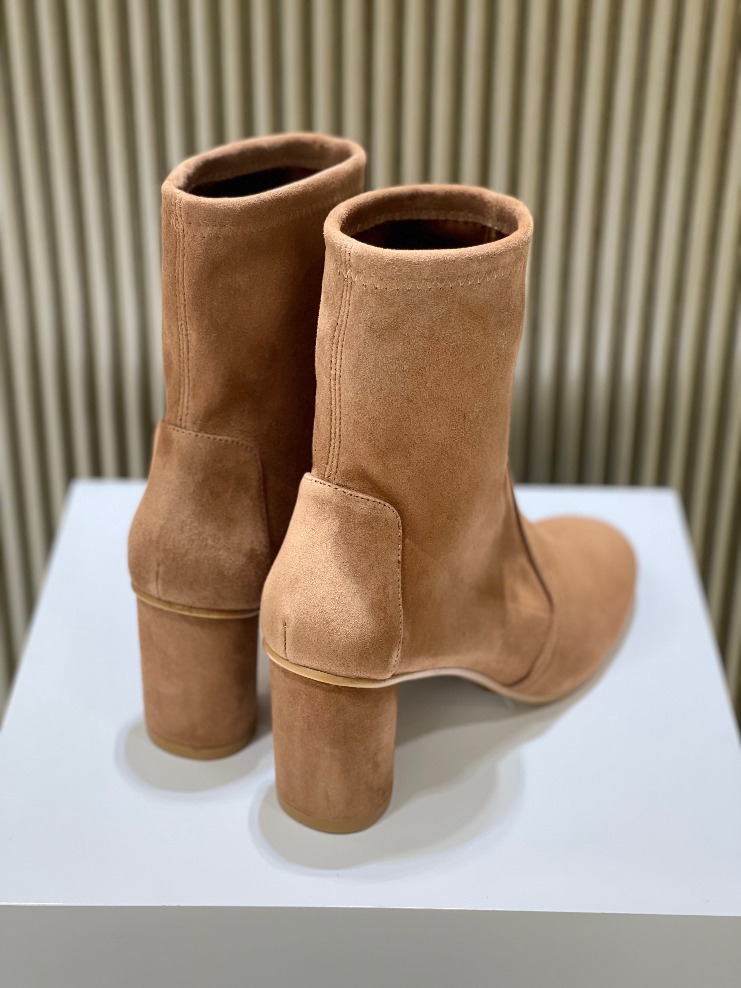 MARGOT 75 BOOTIE CAMEL SUEDE Stuart Weitzman Roermond